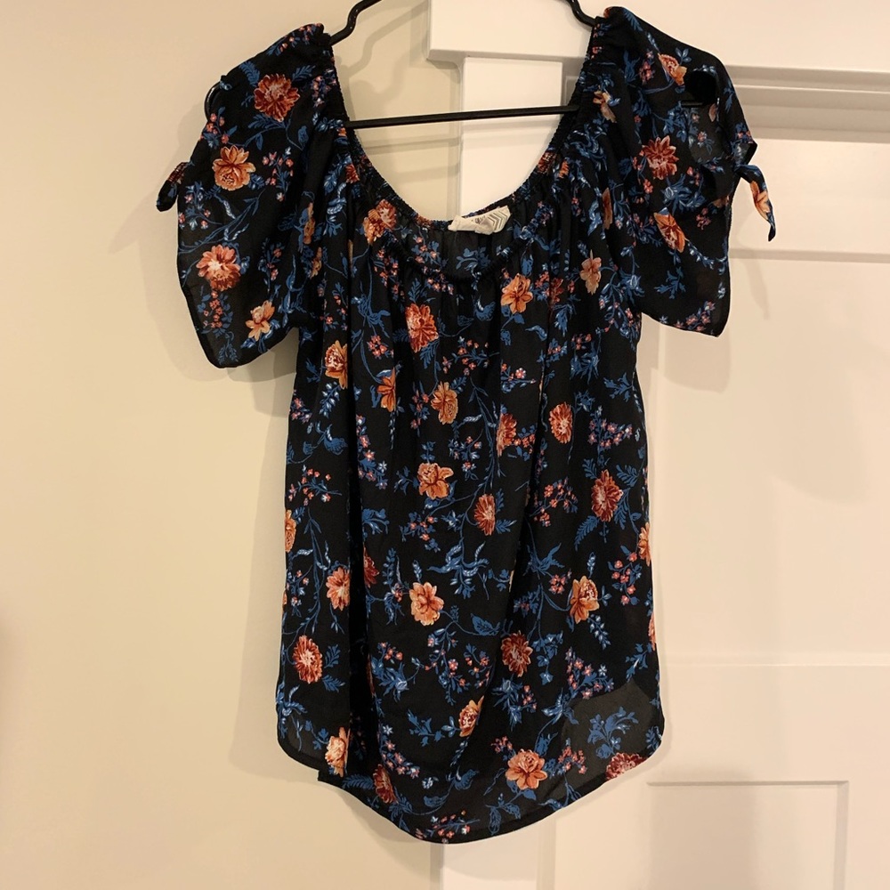 Short sleeve top. Flowy